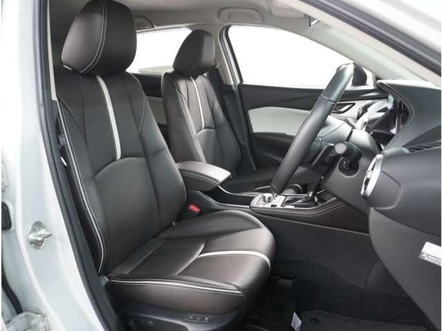 【本革シート】上質な本革を使用し高級感あふれる革シート。常に体に触れる部分だから、座り心地の良さにはこだわりたいですね。座っていただくと良さがわかります。