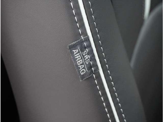 【サイドエアバッグ】側面からの衝突時、サイド・エアバッグが一瞬で展開し、胸部と臀部を保護します。サイド・エアバッグはフロントシートの外側側面に取付けられております。