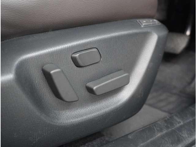 【パワーシート】スイッチ一つで簡単にシートの微調整が可能。電動だから力もいりません。自分に最適なシートポジションにセットして、快適なドライブをお楽しみください。