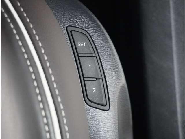 【メモリーシート】ドライバーごとに設定したシート位置を記憶して、ボタン一つで切り替えできる便利な機能。運転する方に合わせたシート位置となるので複数名が乗られるご家庭にオススメです。