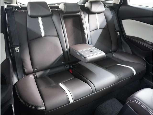 【リアシート】使用感も少なく清潔感がありコンディション良好なシート状態です。シートクリーニングもバッチリ、大人でも快適に乗っていただけます。