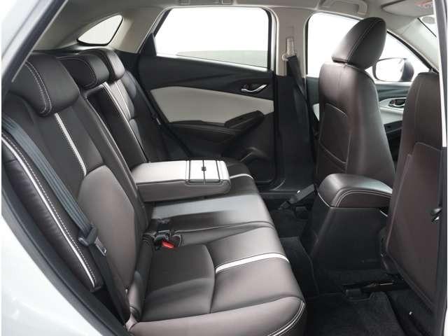 【座り心地の良い後部座席】後部座席もスペース広々です。ロングドライブも快適にお楽しみいただけます！室内気になるニオイもありません。