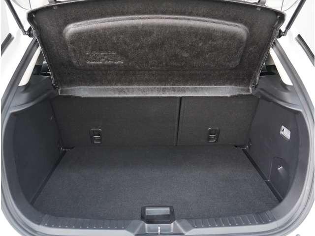 【ラゲッジスペース】広くて沢山の荷物を積み込めるラゲッジスペース。レジャーやアウトドアにぴったり。