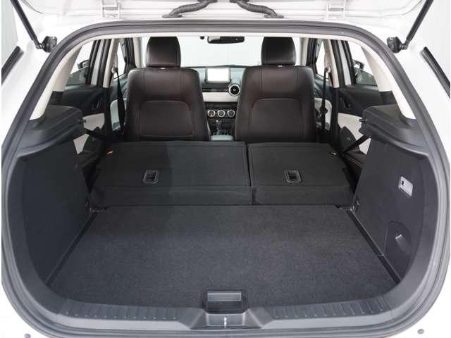 【シートアレンジ】後席は簡単な操作で多彩なシートアレンジを可能にします。広大なフラットな荷室として使えます。日常・レジャーと大活躍ですね。