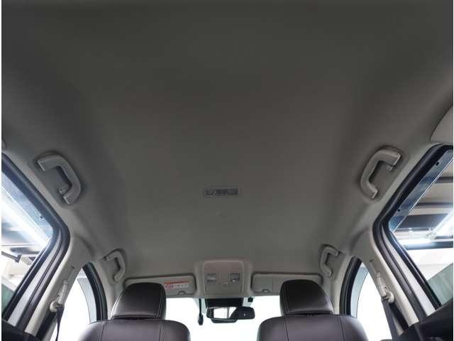 【天井】シミや垂れ、タバコ焦げなどございません。キレイな状態が保たれており、ご納車前にも丁寧にクリーニングさせていただきます。