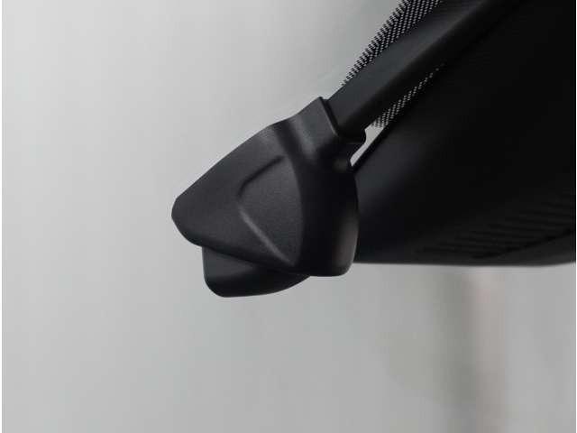 【ドライブレコーダー】安心・安全なカーライフに必須のドライブレコーダーを装備。走行中はもちろん、あおり運転や事故に遭遇した際の状況も映像で記録し、万一のリスクに備えます。