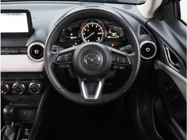 【ステアリング】操作性の良いステアリングで快適なドライブが楽しめます。