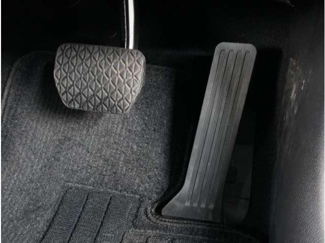 【オルガン式アクセルペダル】人間工学に基づいてオルガン式アクセルペダルを採用しております。運転時の疲労を軽減し、とっさのときの踏み間違いも起きにくくなります。