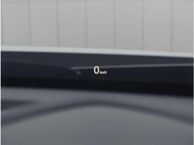 【アクティブ・ドライビング・ディスプレイ】現在の速度や走行情報をデジタル表示で運転席前方のガラスに投影。運転中、目線を逸らさず必要な情報を確認できるのでとっても便利で安心です。