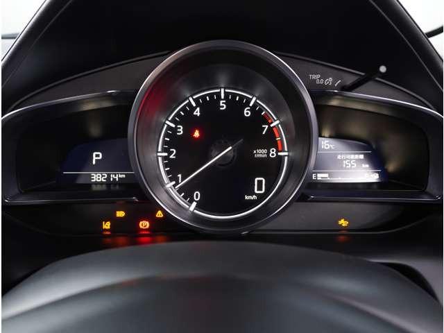 【明るく見やすいメーター】視認性が良く明るく見やすいメーター。運転者にとって見やすいメーターは運転していても疲れないですよね。