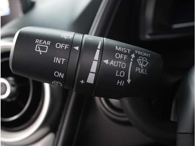 【レインセンサーワイパー】を装備しています。雨量に応じてワイパーの動作を自動で行います。