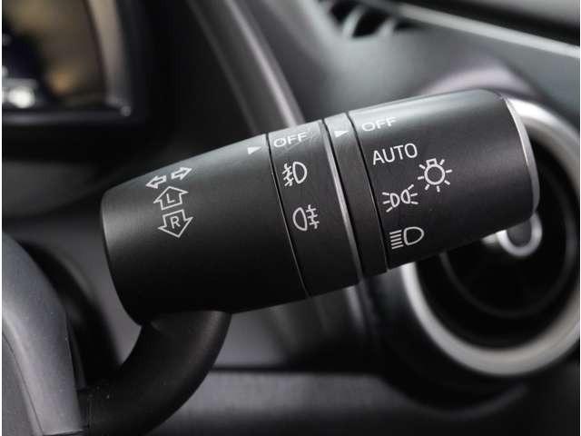 【オートライト】周囲の明るさに応じて自動でヘッドライトの点灯・消灯ができる機能です。ライトの付け忘れ・消し忘れなどが無くなり、雨の日や夕方の走行も安心。トンネル通過時も便利ですね。