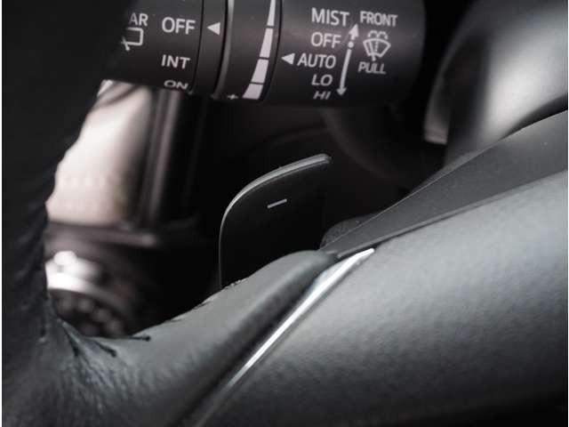 【パドルシフト】ハンドルから手を離さずに素早くシフトアップ＆ダウンができるので、エンジンブレーキを使う下り坂や高速道路の合流で加速したい場面で役立ちます。