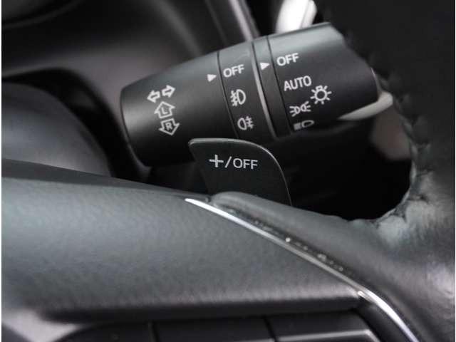 【パドルシフト】ハンドルから手を離さずに素早くシフトアップ＆ダウンができるので、エンジンブレーキを使う下り坂や高速道路の合流で加速したい場面で役立ちます。