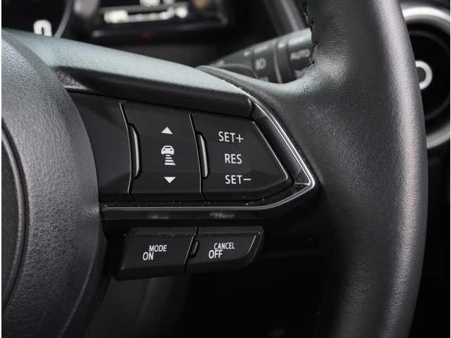 【マツダ・レーダー・クルーズ・コントロール】高速道路での長距離走行が楽に。自動で速度を保つクルーズコントロールが、衝突軽減システムと連携し、前方の車両を感知して車間を保つように速度調節してくれます。