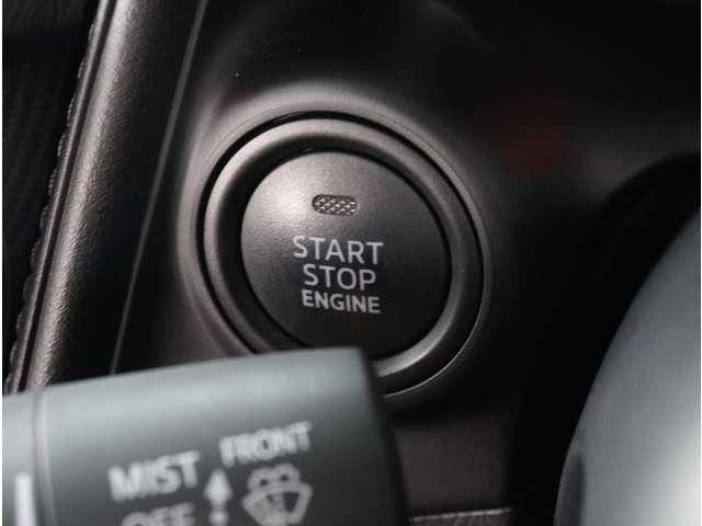 【スマートキー＆プッシュスタート】カバンやポケットに入れたままでもドアの施錠・解錠が可能なスマートキーを装備。エンジンのオン・オフ時もカギを取り出す必要が無く、ボタンをプッシュするだけでＯＫ。