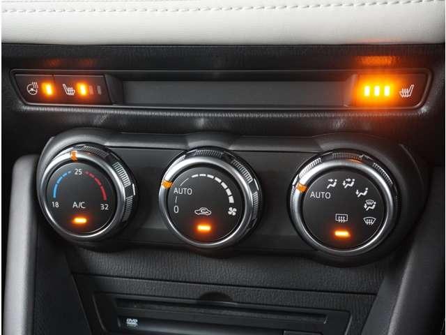 【オートエアコン】一度お好みの温度に設定すれば、車内の温度を検知し風量や温度を自動で調整。暑い…寒い…と何度もスイッチ操作をする必要はありません。快適な車内空間には必須の機能ですね。
