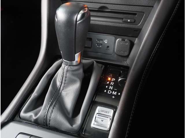 【シフトレバー】シフトもとても操作しやすいデザインになっております。運転する人の事を第一に考えた操作性の高い仕様です。