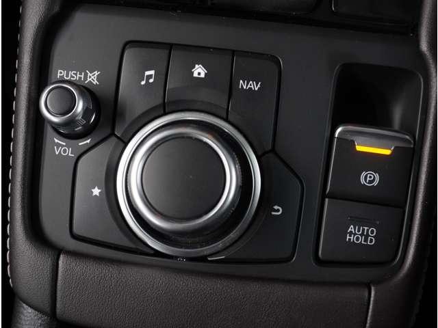 マツダコネクトを手元で操作するコマンダーコントロールはスイッチ類も大きく操作しやすく作られています。