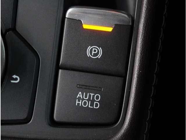 【電動パーキングブレーキ】手で引く方式のサイドブレーキや足踏み式のサイドブレーキの代わりとなるもので、指先の簡単操作でパーキングブレーキを作動したり解除したりすることが可能です。