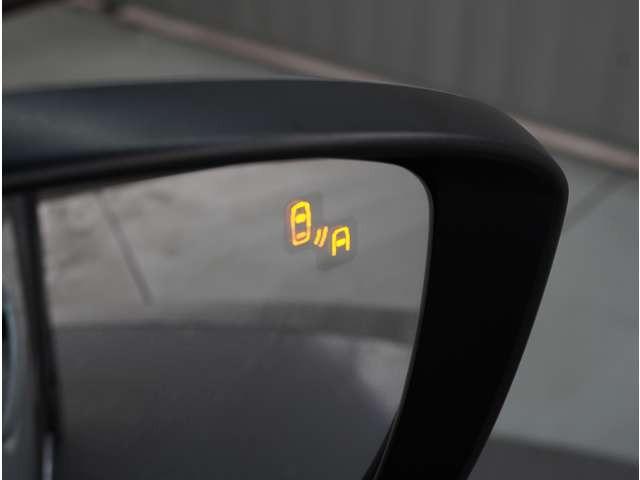 【ブラインドスポットモニタリング】走行中、ドアミラーの死角になりやすい箇所に後続車が接近するとサイドミラーのレンズに警告を表示。ドライバーに注意喚起をしてくれます。