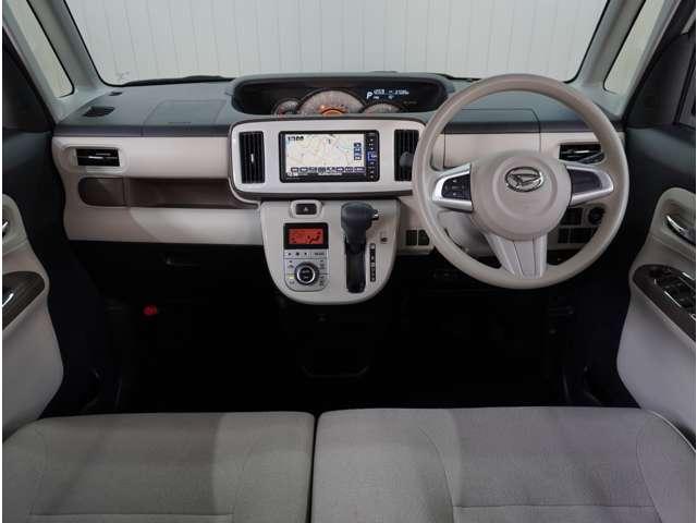 【インパネ周り】視界がよく運転しやすい設計となっております。インパネ周りもすっきりと洗練されたデザインで高級感が溢れています。日々のドライブを飽きさせません。