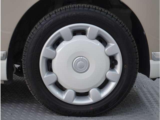 【ホイールキャップ】車に良く似合う純正ホイールキャップが装備されています。各種社外アルミホイールや、スタッドレスタイヤも取扱いしております。是非ご相談ください。