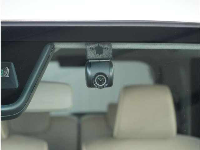 【ドライブレコーダー】安心・安全なカーライフに必須のドライブレコーダーを装備。走行中はもちろん、あおり運転や事故に遭遇した際の状況も映像で記録し、万一のリスクに備えます。