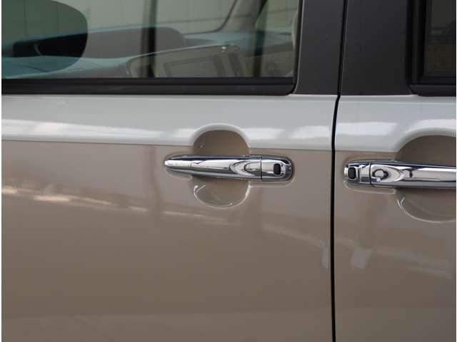 【スマートキー】ドアの施錠もボタンを押すだけ。鍵は無くさない様にポケットに入れたまま。