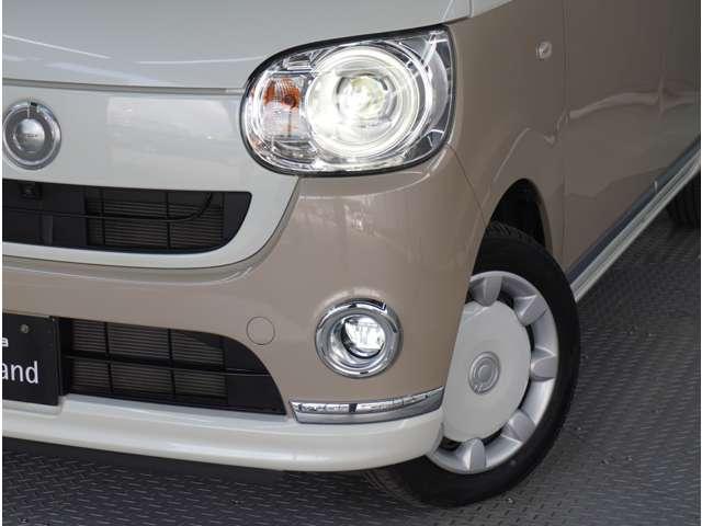 【ＬＥＤヘッドライト】悪天候や夜間走行時も良好な視界を確保し安心して運転できる高輝度ＬＥＤヘッドライトを装備。明るい上に点灯速度が早く消費電力も抑えられています。