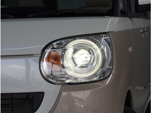 【ＬＥＤヘッドライト】悪天候や夜間走行時も良好な視界を確保し安心して運転できる高輝度ＬＥＤヘッドライトを装備。明るい上に点灯速度が早く消費電力も抑えられています。