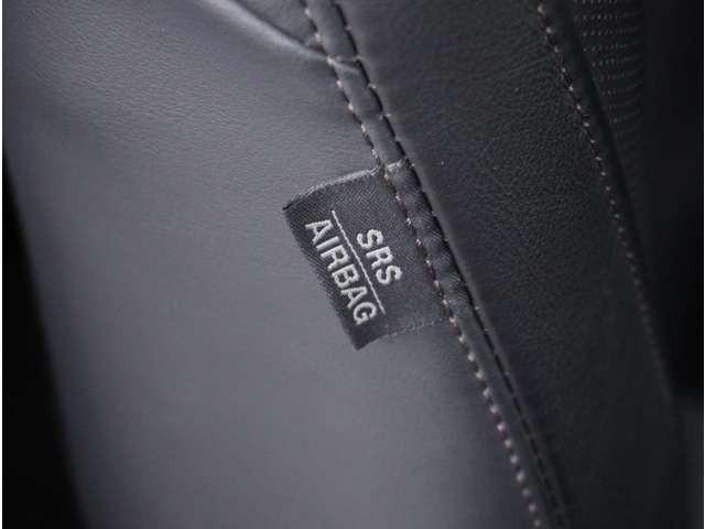 �y�T�C�h�G�A�o�b�O�z���ʂ���̏Փˎ��A�T�C�h�E�G�A�o�b�O����u�œW�J���A�������\����ی삵�܂��B�T�C�h�E�G�A�o�b�O�̓t�����g�V�[�g�̊O�����ʂɎ�t�����Ă���܂��B