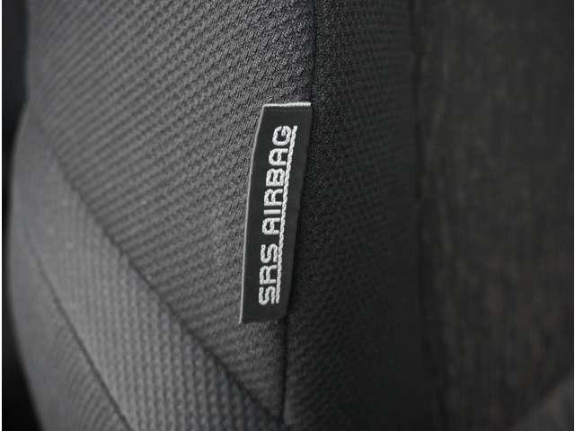 �y�T�C�h�G�A�o�b�O�z���ʂ���̏Փˎ��A�T�C�h�E�G�A�o�b�O����u�œW�J���A�������\����ی삵�܂��B�T�C�h�E�G�A�o�b�O�̓t�����g�V�[�g�̊O�����ʂɎ�t�����Ă���܂��B