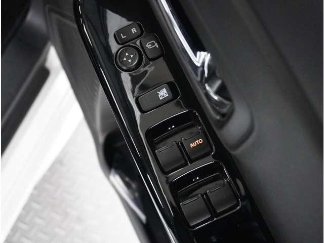 �y�p���[�E�C���h�E�z���R�p���[�E�C���h�E���t���Ă���܂��B���̊J�̓{�^����Ŋy�X�A�K�{�����ł��ˁB