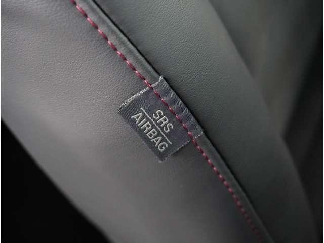 �y�T�C�h�G�A�o�b�O�z���ʂ���̏Փˎ��A�T�C�h�E�G�A�o�b�O����u�œW�J���A�������\����ی삵�܂��B�T�C�h�E�G�A�o�b�O�̓t�����g�V�[�g�̊O�����ʂɎ�t�����Ă���܂��B