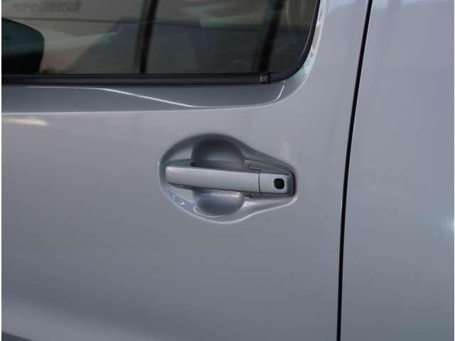 �L�[���g�т��Ă���΃h�A�m�u�ɐG��邾���Ńh�A�̊J���E�{�����\�ł��B�������L�[���������ނ��ƂȂ��G���W���̎n���E��~���\�ł��B