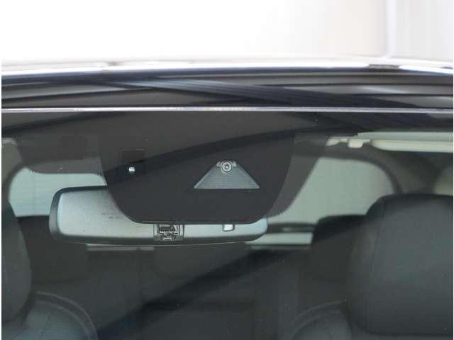 �y�t�H���[�h�Z���V���O�J�����z��ԑ��s���ɑO���̏󋵂𔻒f������A�Ԑ��\�������m�����肵�܂�