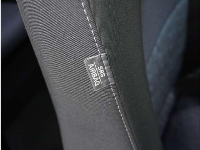 �y�T�C�h�G�A�o�b�O�z���ʂ���̏Փˎ��A�T�C�h�E�G�A�o�b�O����u�œW�J���A�������\����ی삵�܂��B�T�C�h�E�G�A�o�b�O�̓t�����g�V�[�g�̊O�����ʂɎ�t�����Ă���܂��B