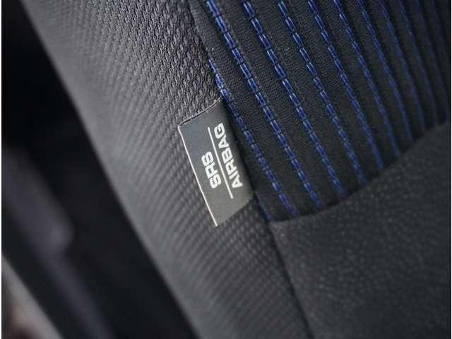 �y�T�C�h�G�A�o�b�O�z���ʂ���̏Փˎ��A�T�C�h�E�G�A�o�b�O����u�œW�J���A�������\����ی삵�܂��B�T�C�h�E�G�A�o�b�O�̓t�����g�V�[�g�̊O�����ʂɎ�t�����Ă���܂��B