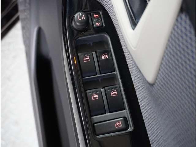 �y�p���[�E�C���h�E�z���R�p���[�E�C���h�E���t���Ă���܂��B���̊J�̓{�^����Ŋy�X�A�K�{�����ł��ˁB