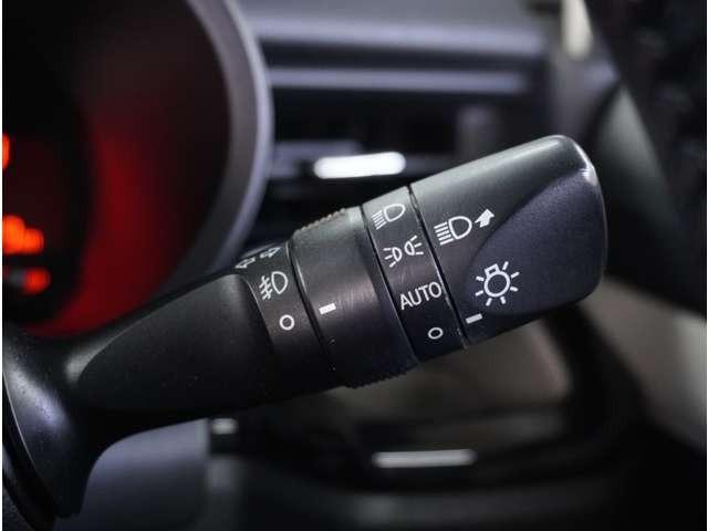 �y�I�[�g���C�g�z���̖͂��邳�ɉ����Ď����Ńw�b�h���C�g�̓_���E�������ł���@�\�ł��B���C�g�̕t���Y��E�����Y��Ȃǂ������Ȃ�A�J�̓���[���̑��s�����S�B�g���l���ʉߎ����֗��ł��ˁB