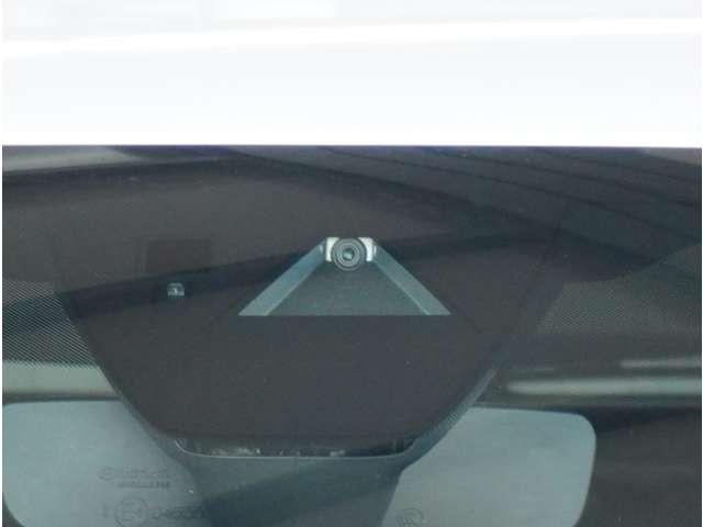 �y�t�H���[�h�Z���V���O�J�����z��ԑ��s���ɑO���̏󋵂𔻒f������A�Ԑ��\�������m�����肵�܂��B