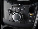 マツダコネクトを手元で操作するコマンダーコントロールはスイッチ類も大きく操作しやすく作られています。
