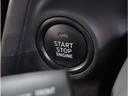 【スマートキー＆プッシュスタート】カバンやポケットに入れたままでもドアの施錠・解錠が可能なスマートキーを装備。エンジンのオン・オフ時もカギを取り出す必要が無く、ボタンをプッシュするだけでＯＫ。