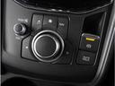 マツダコネクトを手元で操作するコマンダーコントロールはスイッチ類も大きく操作しやすく作られています。
