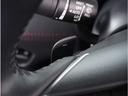 【パドルシフト】ハンドルから手を離さずに素早くシフトアップ＆ダウンができるので、エンジンブレーキを使う下り坂や高速道路の合流で加速したい場面で役立ちます。