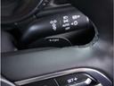 【パドルシフト】ハンドルから手を離さずに素早くシフトアップ&ダウンができるので、エンジンブレーキを使う下り坂や高速道路の合流で加速したい場面で役立ちます。