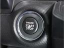 【スマートキー&プッシュスタート】カバンやポケットに入れたままでもドアの施錠・解錠が可能なスマートキーを装備。エンジンのオン・オフ時もカギを取り出す必要が無く、ボタンをプッシュするだけでOK。