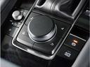 マツダコネクトを手元で操作するコマンダーコントロールはスイッチ類も大きく操作しやすく作られています。
