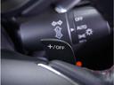 【パドルシフト】ハンドルから手を離さずに素早くシフトアップ＆ダウンができるので、エンジンブレーキを使う下り坂や高速道路の合流で加速したい場面で役立ちます。